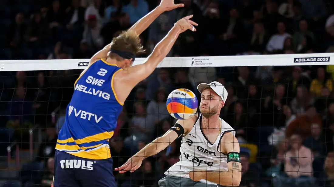 Nils Ehlers (l) und Clemens Wickler während des Halbfinalspiels der Beachvolleyball-WM. - Bild: Matt Turner/AAP/dpa