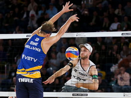 Nils Ehlers (l) und Clemens Wickler während des Halbfinalspiels der Beachvolleyball-WM. - Foto: Matt Turner/AAP/dpa