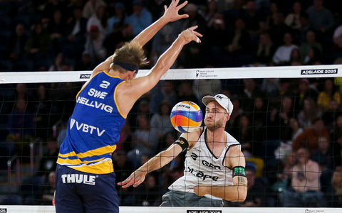 Nils Ehlers (l) und Clemens Wickler während des Halbfinalspiels der Beachvolleyball-WM. - Foto: Matt Turner/AAP/dpa
