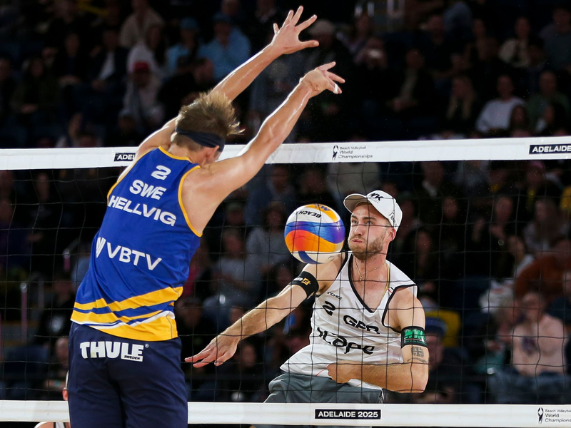 Nils Ehlers (l) und Clemens Wickler während des Halbfinalspiels der Beachvolleyball-WM. - Foto: Matt Turner/AAP/dpa