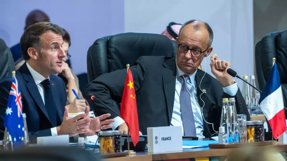 Kanzler Friedrich Merz (CDU) bei den Beratungen der G20-Runde in Johannesburg. Auch für ihn wurde der Gipfel durch die Diskussionen über den umstrittenen US-Vorschlag für einen Frieden in der Ukraine überschattet.  - Bild: Michael Kappeler/dpa-Pool/dpa