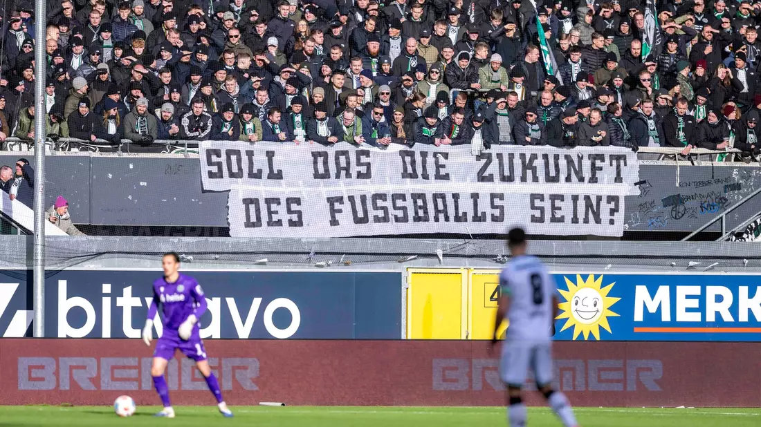 Die Fans protestieren weiter gegen die geplanten Maßnahmen der Politik in Fußball-Stadien, hier Anhänger von Hannover 96.  - Bild: David Inderlied/dpa