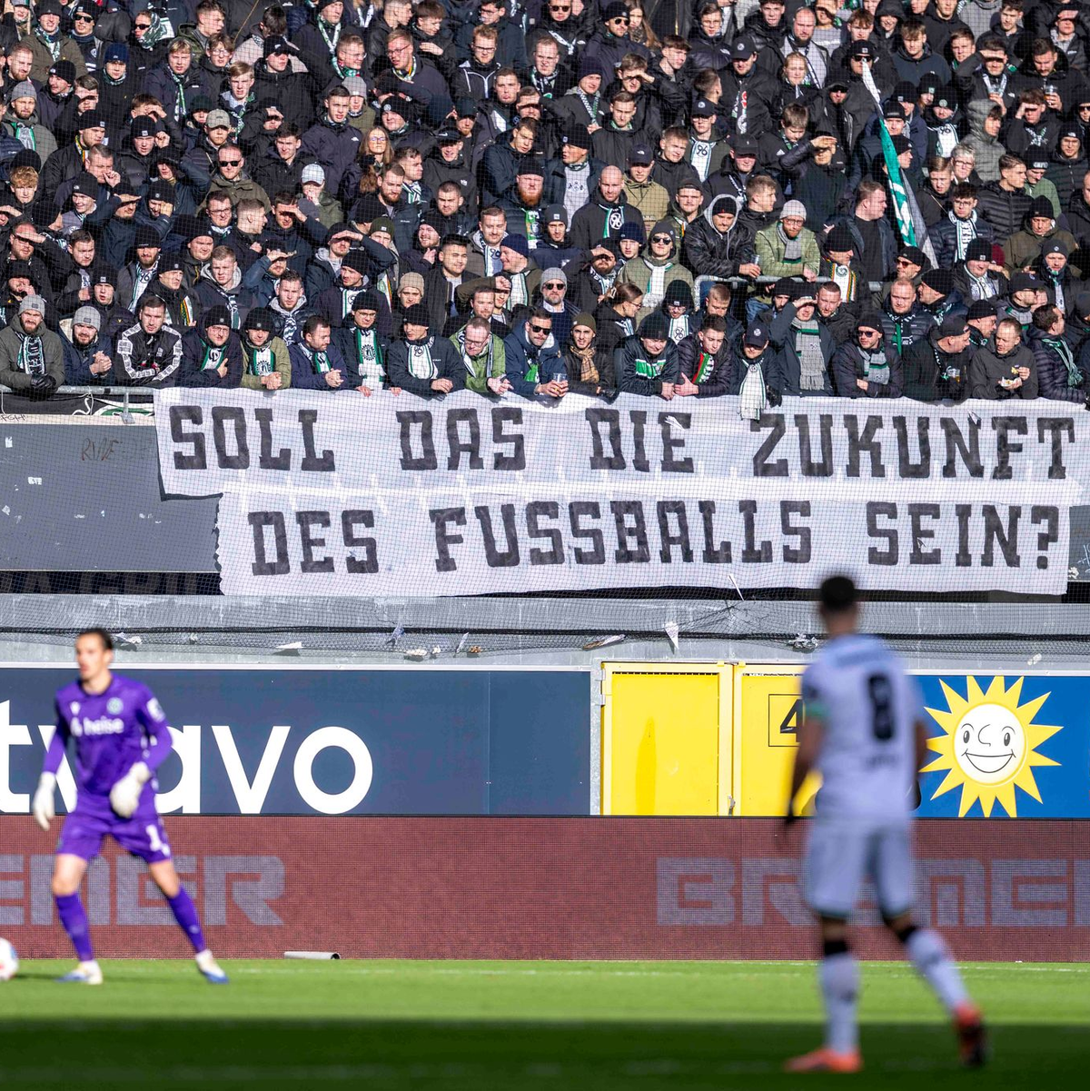Die Fans protestieren weiter gegen die geplanten Maßnahmen der Politik in Fußball-Stadien.  - Foto: David Inderlied/dpa