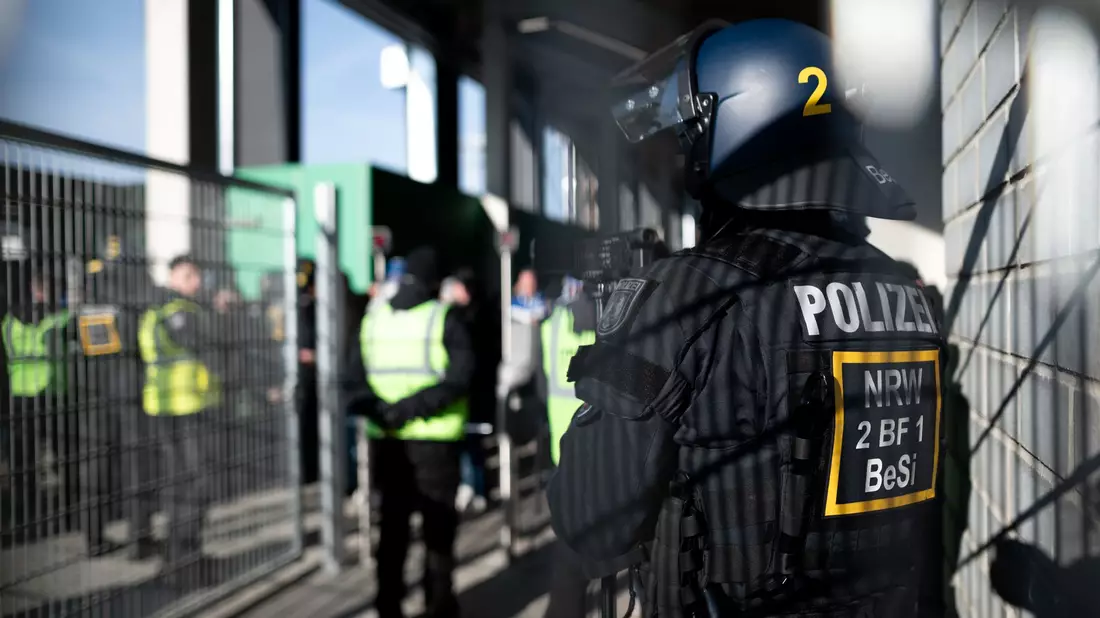 Die Fans stören sich oft auch an der Polizei-Präsenz.  - Bild: Fabian Strauch/dpa