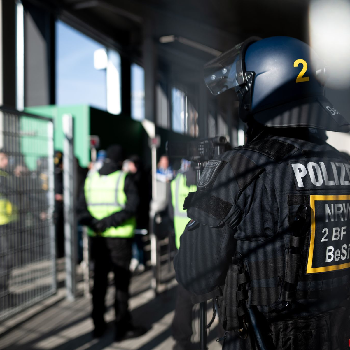 Die Fans stören sich oft auch an der Polizei-Präsenz.  - Foto: Fabian Strauch/dpa