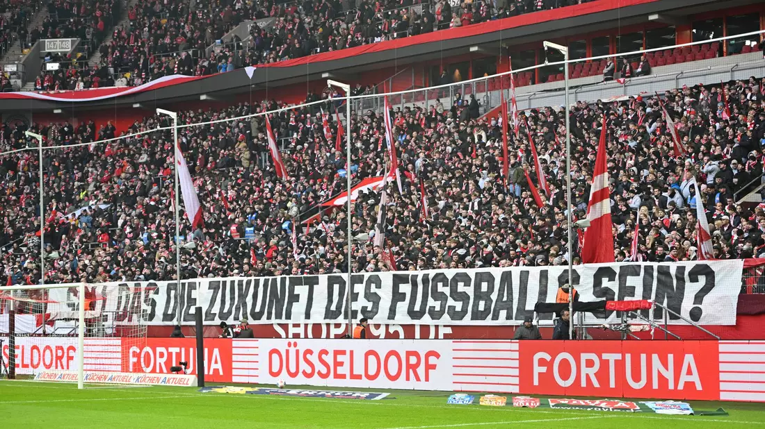 Die Fans sind in der Sache vereint.  - Bild: Anke Waelischmiller/dpa