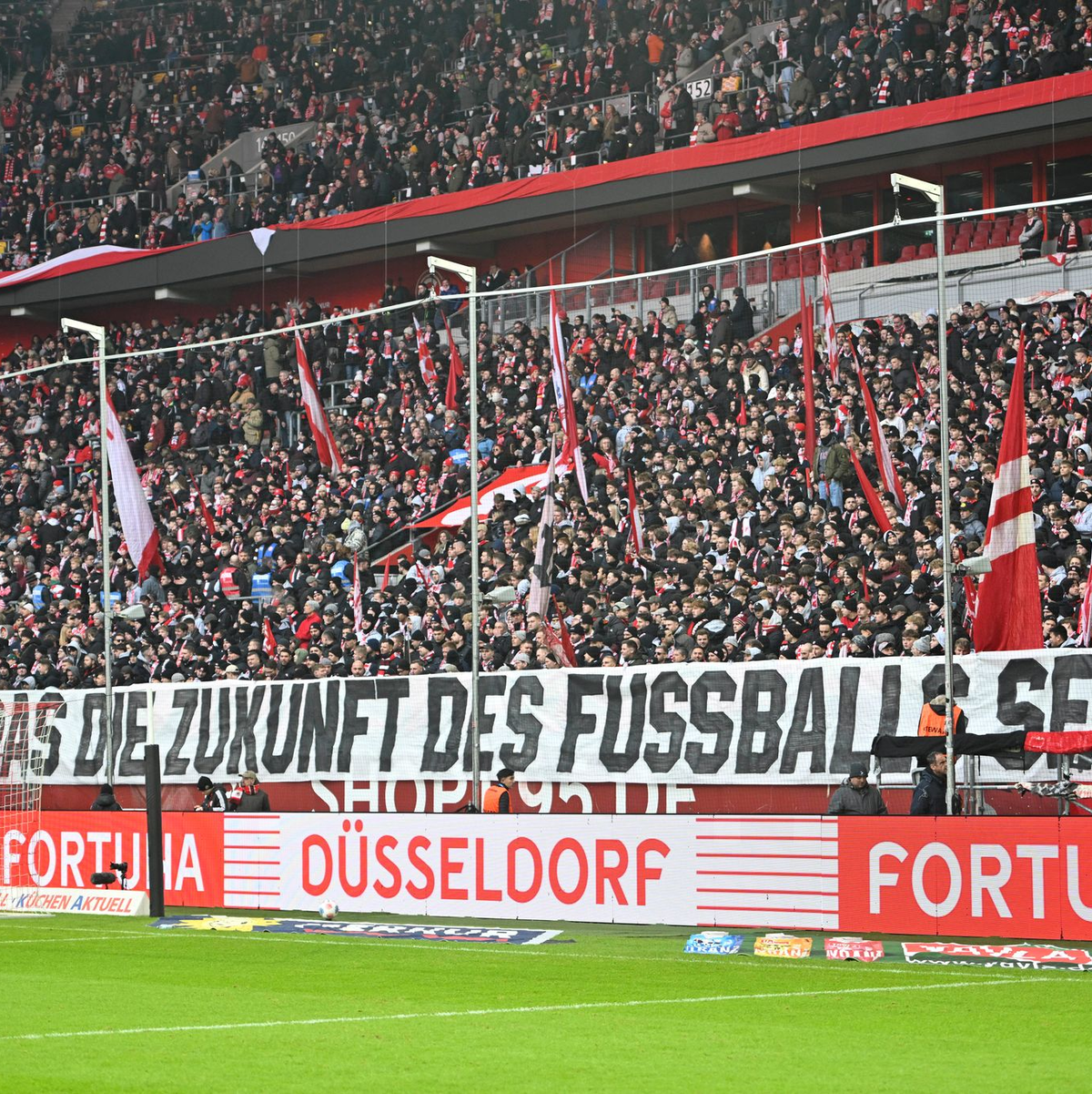Die Fans sind in der Sache vereint.  - Foto: Anke Waelischmiller/dpa