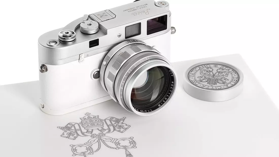 Die Kamera aus dem Besitz von Papst Franziskus brachte das 100-fache des Schätzpreises. - Bild: -/Leitz Photographica Auction/dpa