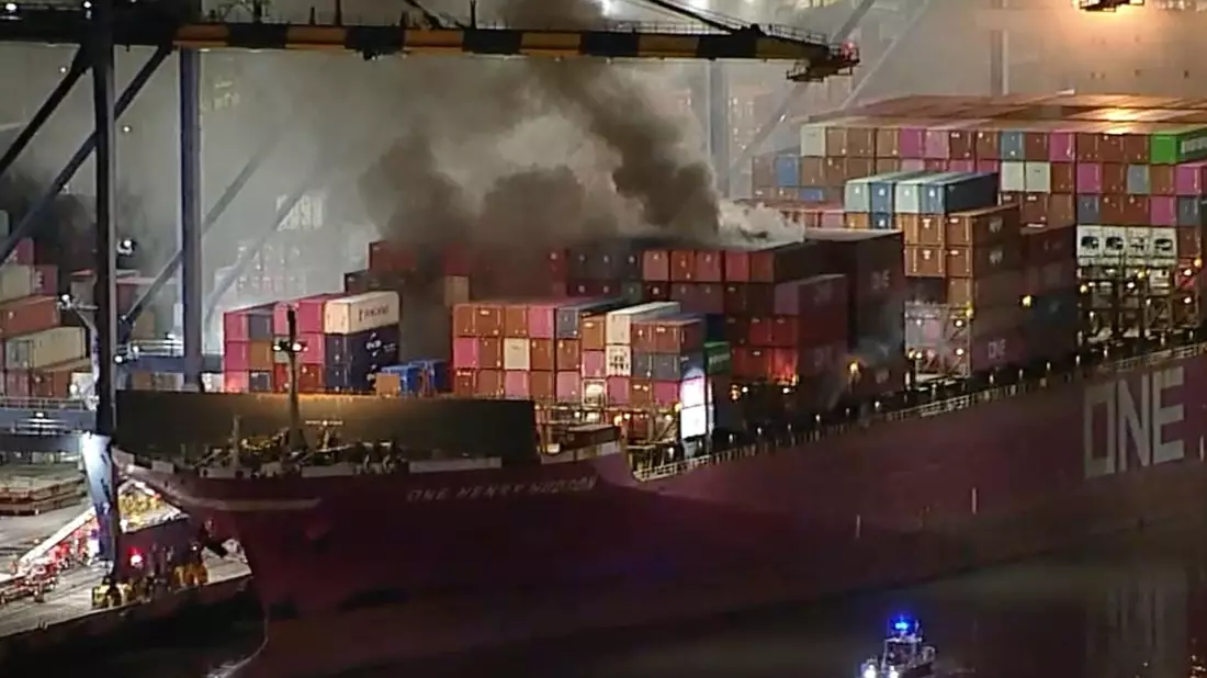 Am Freitagabend war das Feuer auf dem im Hafen von LA angedockten Schiff ausgebrochen, auch Container mit Gefahrstoffen brennen.  - Bild: Uncredited/ABC7/dpa