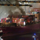 Am Freitagabend war das Feuer auf dem im Hafen von LA angedockten Schiff ausgebrochen, auch Container mit Gefahrstoffen brennen.  - Foto: Uncredited/ABC7/dpa