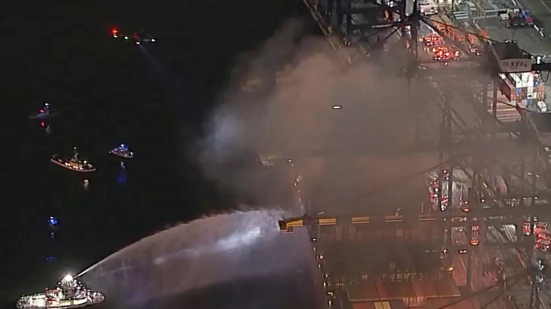 Der Brand unter Deck ist schwer zu bekämpfen, weil die Hitze für die Einsatzkräfte zu groß ist. Gefahr geht auch von der betroffenen Fracht aus.  - Bild: Uncredited/ABC7/AP/dpa