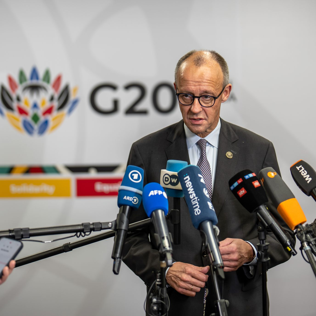 Beim G20-Gipfel in Johannesburg stehen die Gespräche über den Ukraine-Krieg im Vordergrund. - Foto: Michael Kappeler/dpa-Pool/dpa