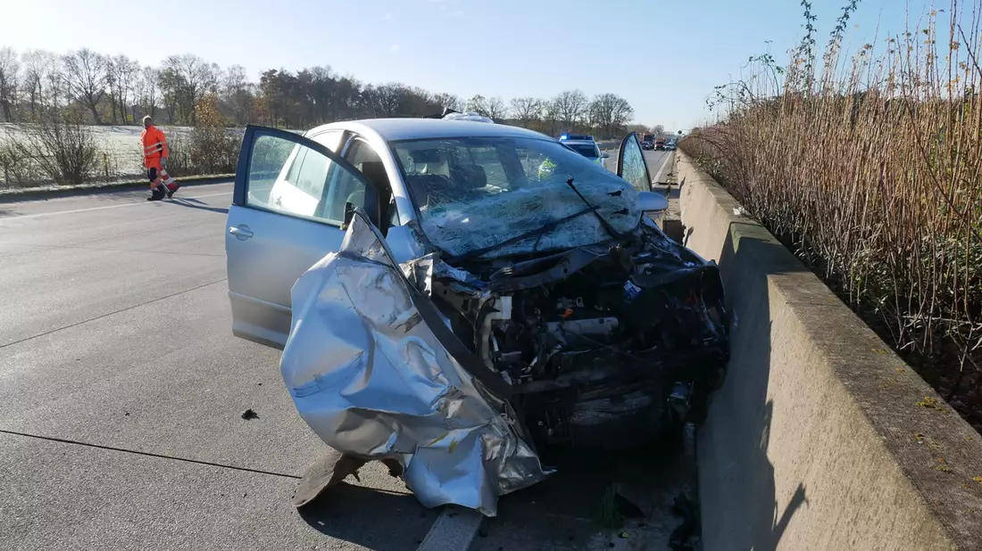 POL-ROW: ++Unfall mit drei Fahrzeugen und einer schwer verletzten Person auf A1 Richtungsfahrbahn Hamburg++ - Bild: presseportal.de