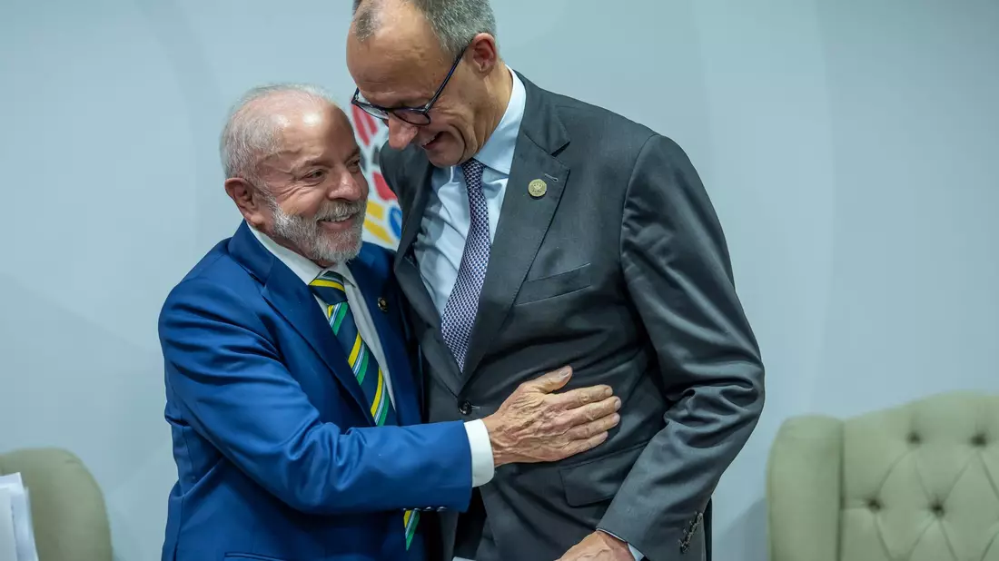 Das sieht schon fast so aus, als würden Merz und Lula miteinander tanzen. - Bild: Michael Kappeler/dpa-pool/dpa