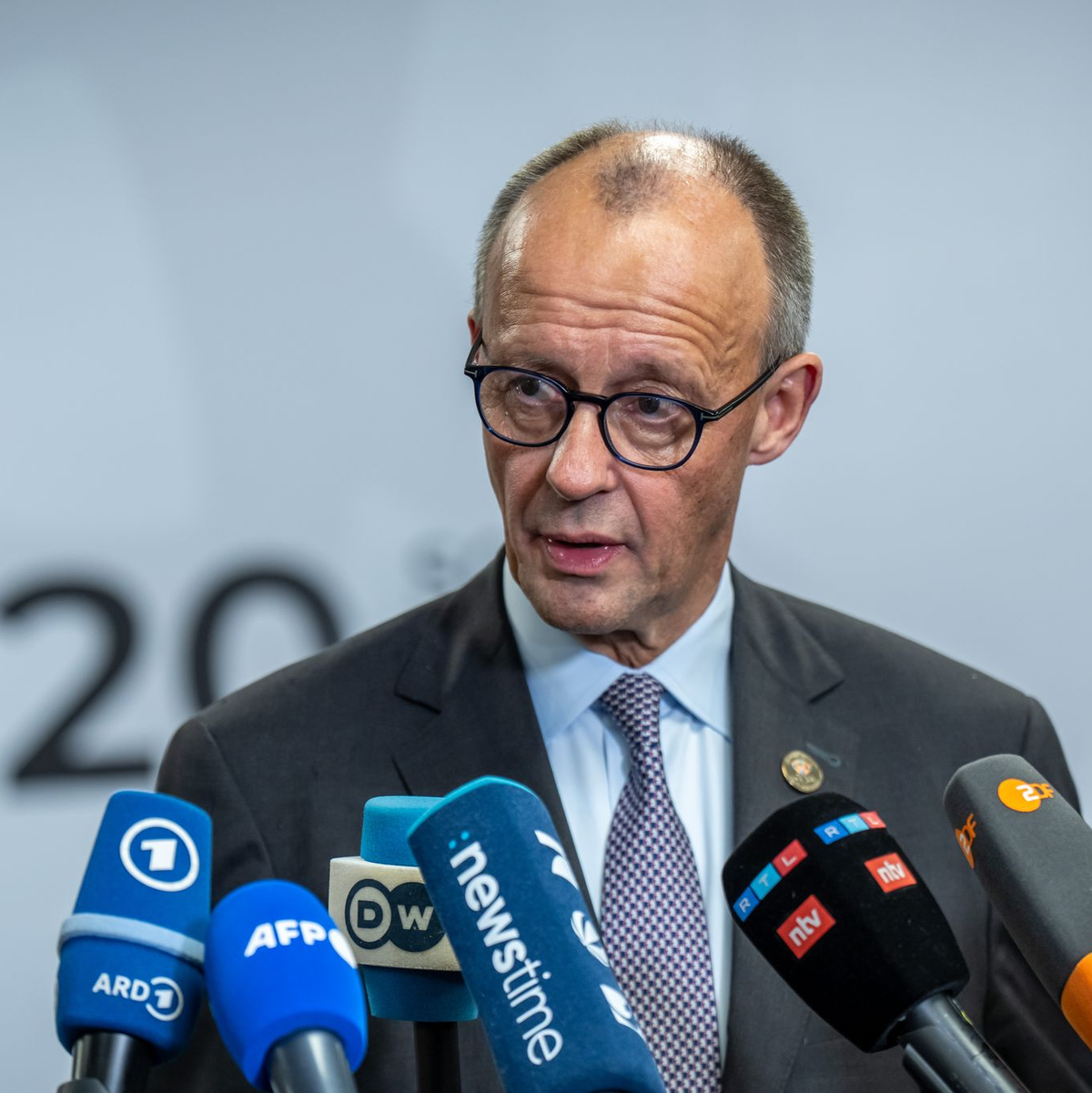 «Kriege können nicht beendet werden durch Großmächte über die Köpfe der beteiligten Länder hinweg», sagt Kanzler Merz. - Foto: Michael Kappeler/dpa