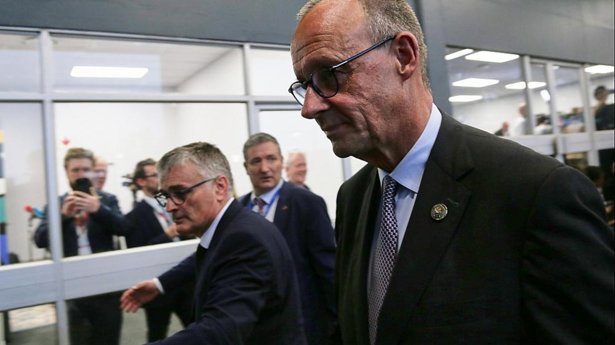 Stefan Kornelius und Friedrich Merz am 22.11.2025 - Foto: über dts Nachrichtenagentur