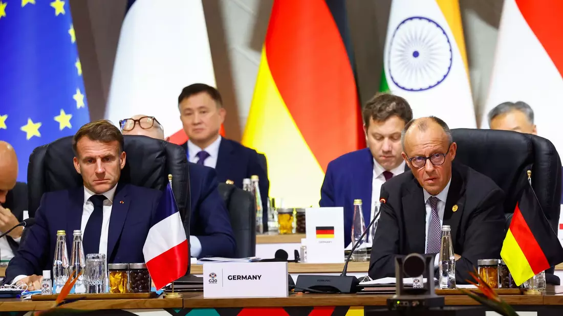 Keine erzwungene Kapitulation: Der französische Präsident Emmanuel Macron und Kanzler Friedrich Merz wollen versuchen, das Schlimmste zu verhindern. - Bild: Thomas Mukoya/Pool Reuters/AP/dpa
