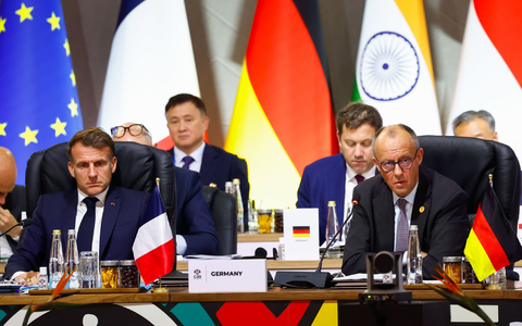 Keine erzwungene Kapitulation: Der französische Präsident Emmanuel Macron und Kanzler Friedrich Merz wollen versuchen, das Schlimmste zu verhindern. - Foto: Thomas Mukoya/Pool Reuters/AP/dpa