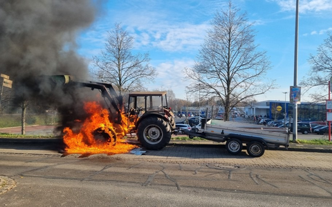 POL-OS: Bramsche: Zugmaschine während der Fahrt in Brand geraten - Fahrbahn zeitweise gesperrt - Foto: presseportal.de
