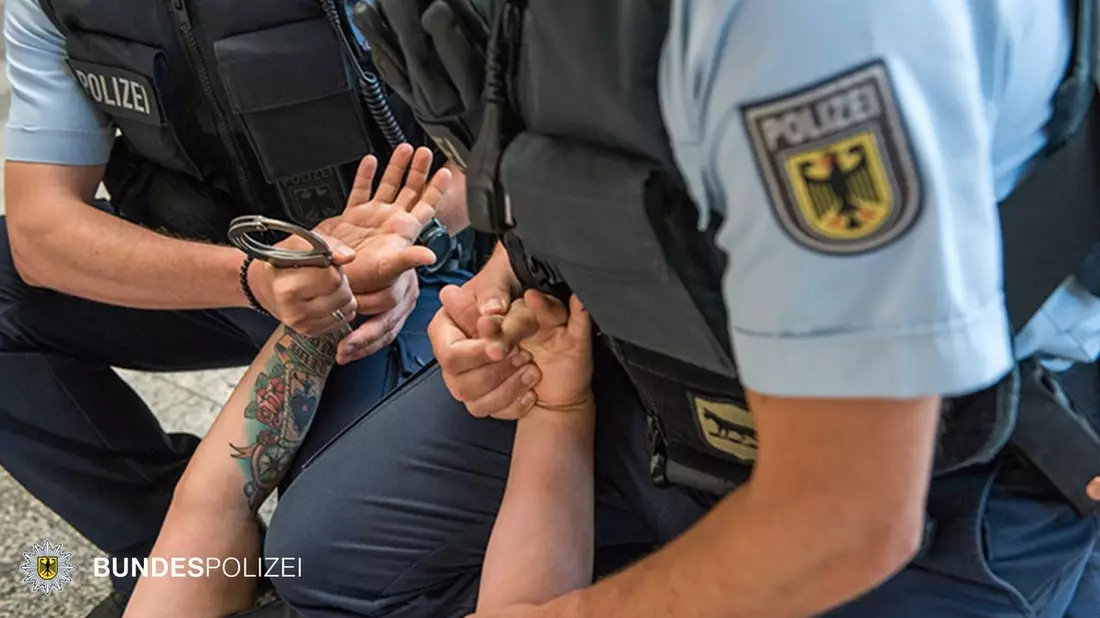 Bundespolizeidirektion München: Haftbefehle, rabiater Fahrscheinloser und Beziehungsstreit - Bild: presseportal.de