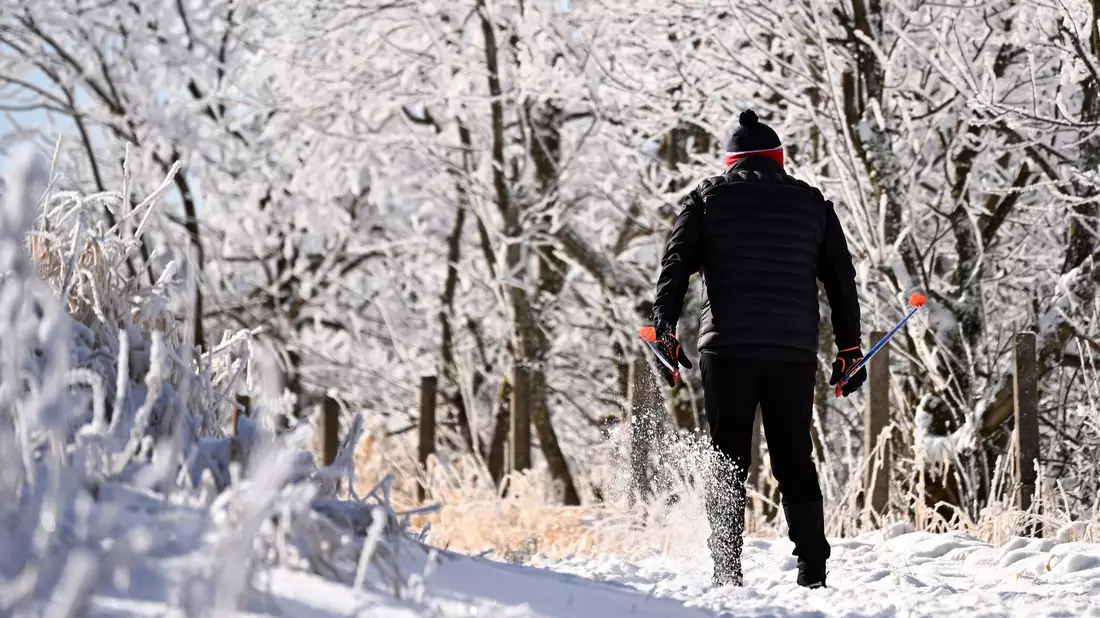 Im verschneiten Fichtelberge sind bereits Wintersportler unterwegs. - Bild: Jennifer Brückner/dpa