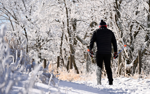 Im verschneiten Fichtelberge sind bereits Wintersportler unterwegs. - Foto: Jennifer Brückner/dpa