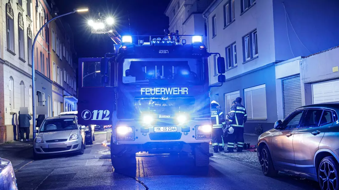 FW-MK: Feuer in Mehrfamilienhaus - Bewohner über Drehleiter gerettet - Bild: presseportal.de