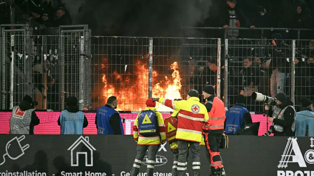 Im Gäste-Block des Kölner Stadions brach am Samstagabend ein Feuer aus. - Bild: Federico Gambarini/dpa
