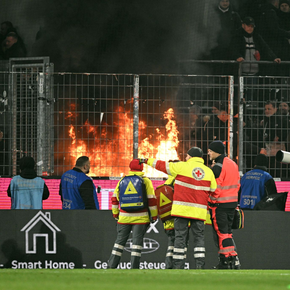 Im Gäste-Block des Kölner Stadions brach am Samstagabend ein Feuer aus. - Foto: Federico Gambarini/dpa