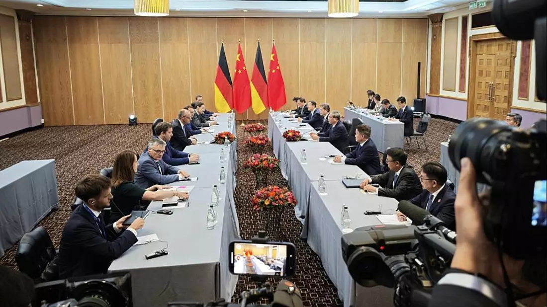 Friedrich Merz bei einem bilateralen Treffen mit Li Qiang am 23.11.2025 - Bild: über dts Nachrichtenagentur