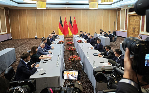 Friedrich Merz bei einem bilateralen Treffen mit Li Qiang am 23.11.2025 - Foto: über dts Nachrichtenagentur