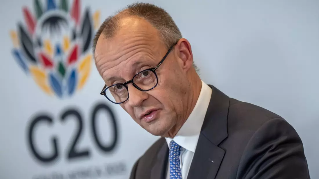 Sieht keine schnelle Rückkehr zum G8-Format: Bundeskanzler Friedrich Merz. - Bild: Michael Kappeler/dpa