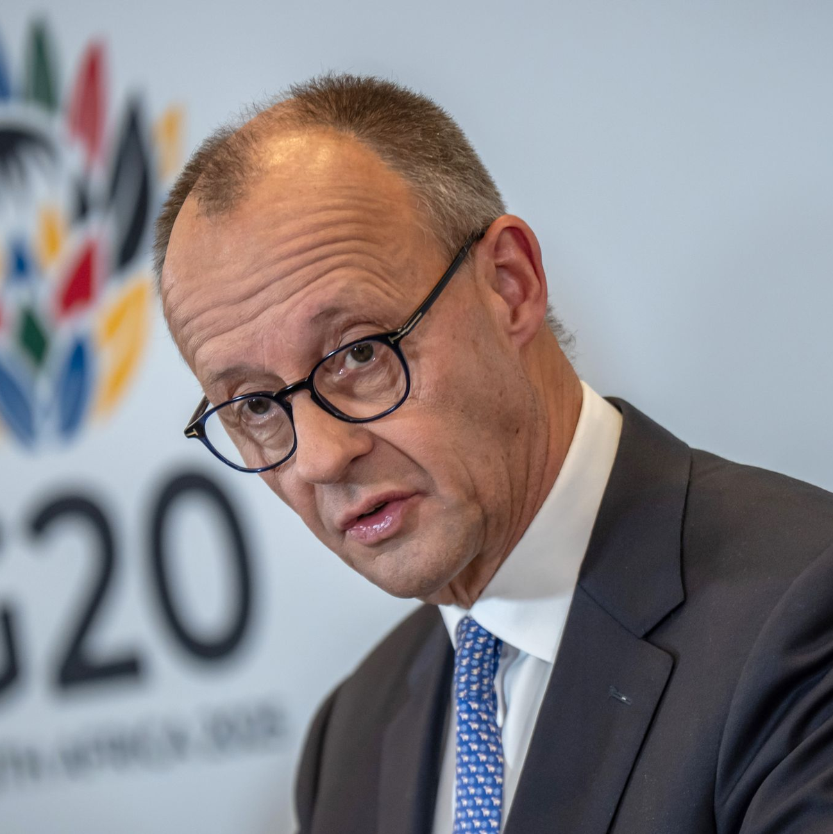Kanzler Friedrich Merz (CDU) äußert sich nach dem G20-Gipfel im südafrikanischen Johannesburg in verschiedenen Interviews auch zu den Verhandlungen über den 28-Punkte-Plan der USA für einen Frieden in der Ukraine. - Foto: Michael Kappeler/dpa
