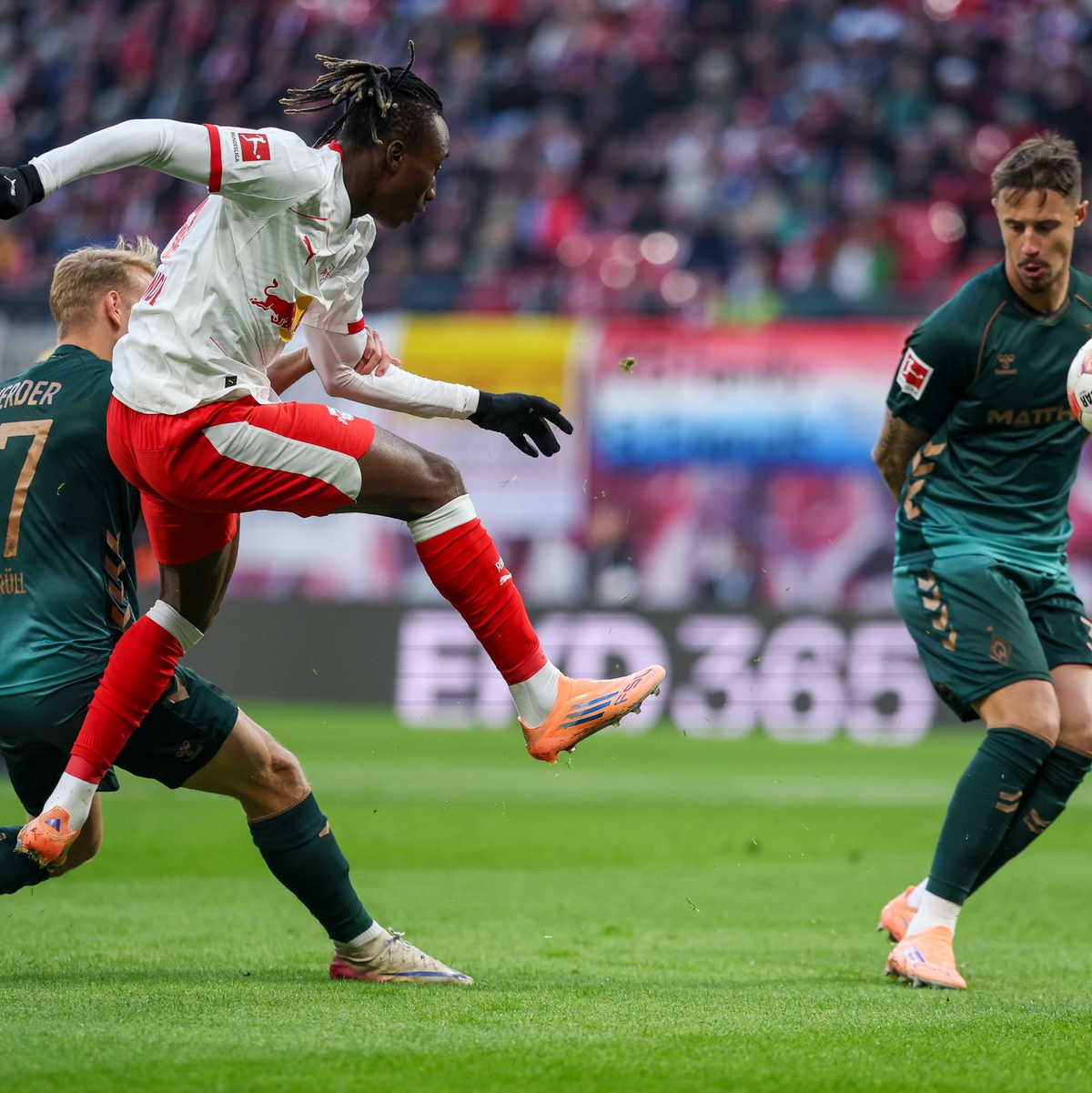 Die RB-Fans protestieren gegen geplante Maßnahmen und Sicherheitsregeln. - Foto: Jan Woitas/dpa