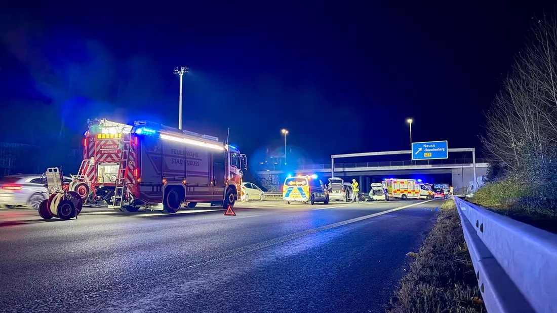FW-NE: Verkehrsunfall auf der A57 Höhe Neuss-Reuschenberg | Vier verletzte Personen - Bild: presseportal.de