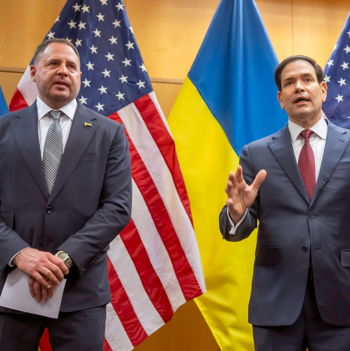 Marco Rubio (r) und Andrij Jermak äußerten sich am Rande der Gespräche in Genf vergleichsweise positiv. - Foto: Martial Trezzini/KEYSTONE/dpa