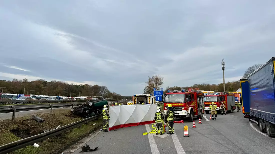 FW Hünxe: Pkw überschlägt sich auf der BAB 3 - Bild: presseportal.de