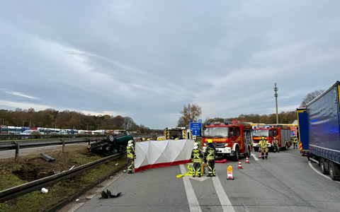 FW Hünxe: Pkw überschlägt sich auf der BAB 3 - Foto: presseportal.de