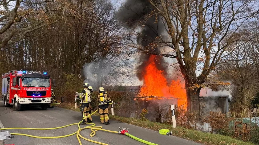 FW-E: Brand einer Gartenlaube in Essen-Schuir - keine Verletzten - Bild: presseportal.de