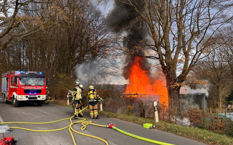 FW-E: Brand einer Gartenlaube in Essen-Schuir - keine Verletzten - Foto: presseportal.de