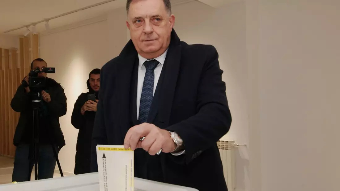 Der Sieger ist ein Vertrauter des bisherigen Präsidenten Milorad Dodik. - Bild: Radivoje Pavicic/AP/dpa