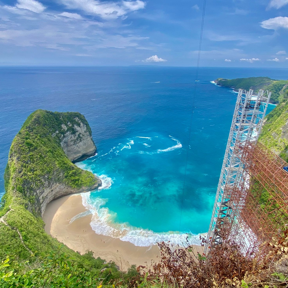  Der Kelingking Beach mit dem T-Rex-Felsen ist ein weltbekanntes Fotomotiv - aber der halbfertige Bau des Glasaufzugs verschandelt den Ausblick. Nun soll er wieder abgerissen werden. - Foto: Putu Utami/dpa