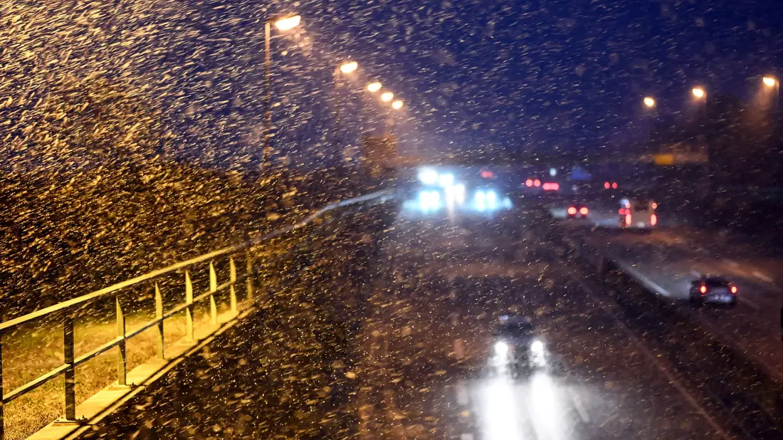 Wie hier auf der A31 im Emsland gab es im Nordwesten oft schwierige Bedingungen auf den Straßen. - Bild: Lars Penning/dpa