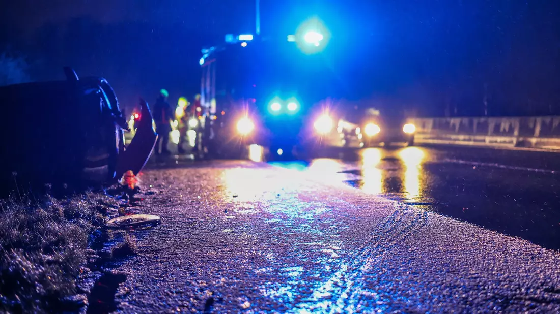 Auf glatten Straßen kam es zu mehreren Unfällen.  - Bild: Christoph Reichwein/dpa