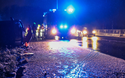 Auf glatten Straßen kam es zu mehreren Unfällen.  - Foto: Christoph Reichwein/dpa