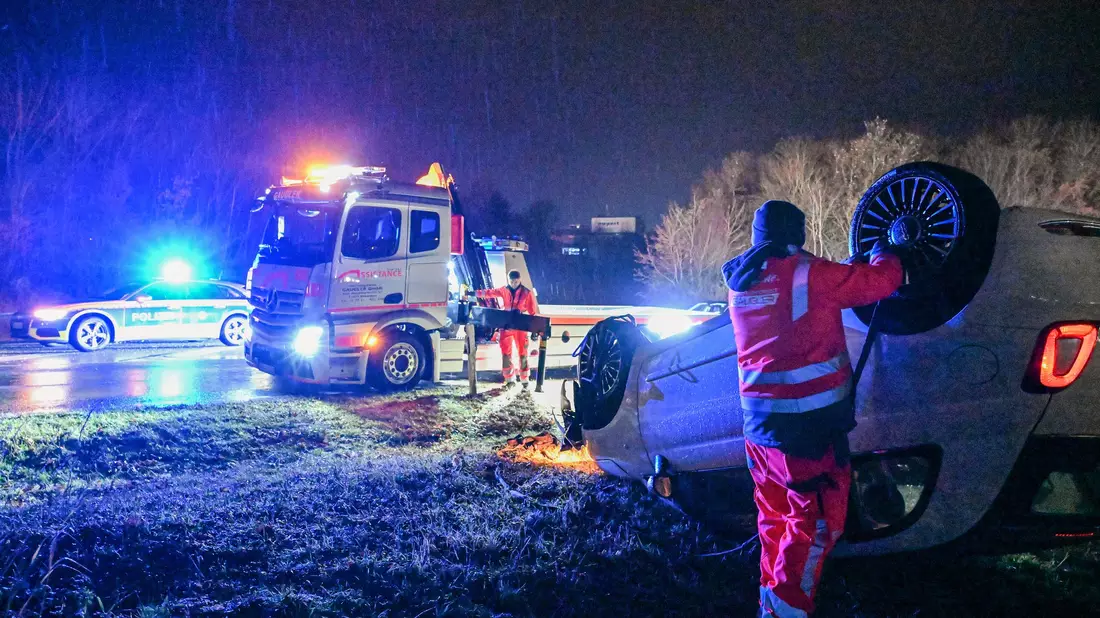 Auch in Baden-Württemberg gab es Unfälle auf glatten Straßen. - Bild: Jason Tschepljakow/dpa