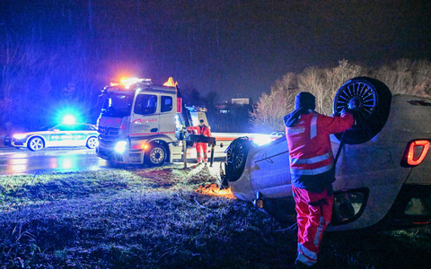 Auch in Baden-Württemberg gab es Unfälle auf glatten Straßen. - Foto: Jason Tschepljakow/dpa