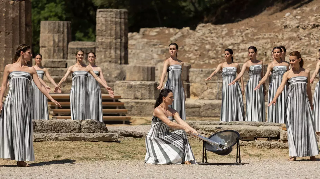 Wenn die Sonne nicht scheint, funktioniert es auch nicht mit der Entzündung des olympischen Feuers unter freiem Himmel. (Archivbild) - Bild: Socrates Baltagiannis/dpa