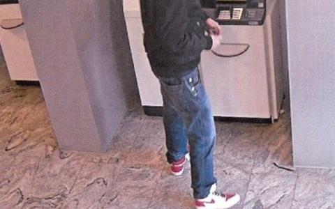 LPI-G: Diebstahl aus Auto - die Polizei bittet um Mithilfe (Öffentlichkeitsfahndung) - Foto: presseportal.de