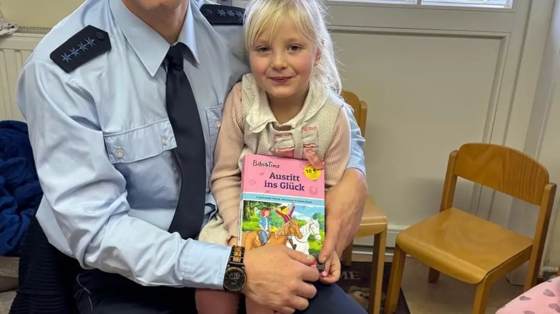 BPOL-H: Bundespolizeiinspektion Hannover engagiert sich beim Bundesweiten Vorlesetags in Grundschulen, Kindergärten und dem Kinderkrankenhaus - Bild: presseportal.de